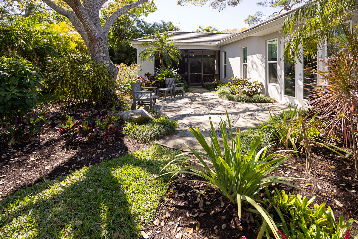 Florida professionals carrying out careful exterior work